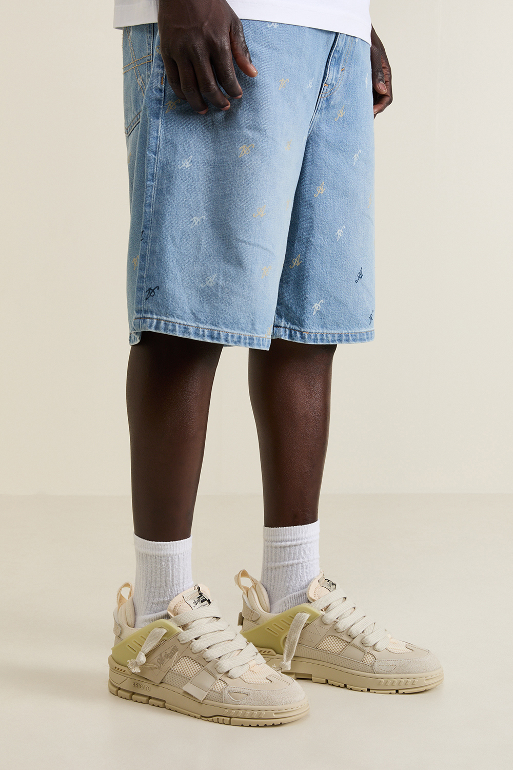 תמונת כל הלוק של נעלי סניקרס